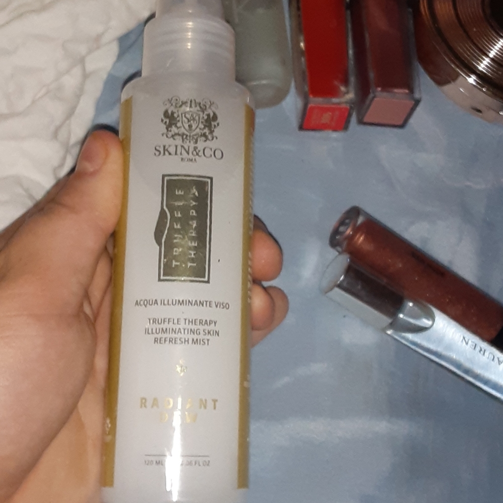 Illuminating spray